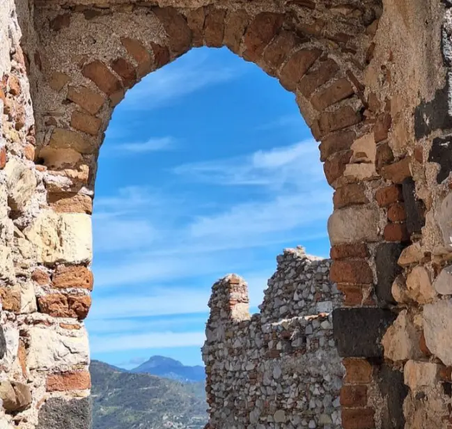castello di Taormina arco castello di Taormina arco